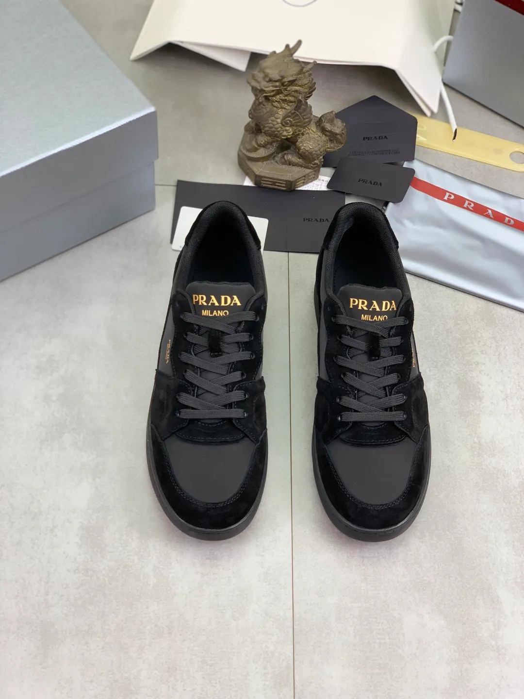 Men's shoes 💰P560💰[New model] The top version is available on the official website, 🆘 The trendy brand (Prada) mainly promotes the popular model, avant-garde and versatile fashionable men's shoes, private version mold opening, cowhide surface splicing 1:1.. Stylish and simple, original imported cowhide lining cowhide feet; the atmosphere and personality are more fashionable, eye-catching and pursuing class. It will subvert the old idea and be a must-have for fashionistas with you! Must keep it for yourself! Tall and comfortable, large and low, high-end quality workmanship. Official website’s new high-end outsole. Size: 38-45. Multiple colors available.